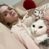 Uykucu , uyumlu, biraz da oyuncu bir kedi fotoğraf