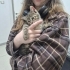 Yuva arayan yavru kedi. Dişi, 1,5-2 aylık. Kum kabını kullanıyor, parazitlere ka fotoğraf