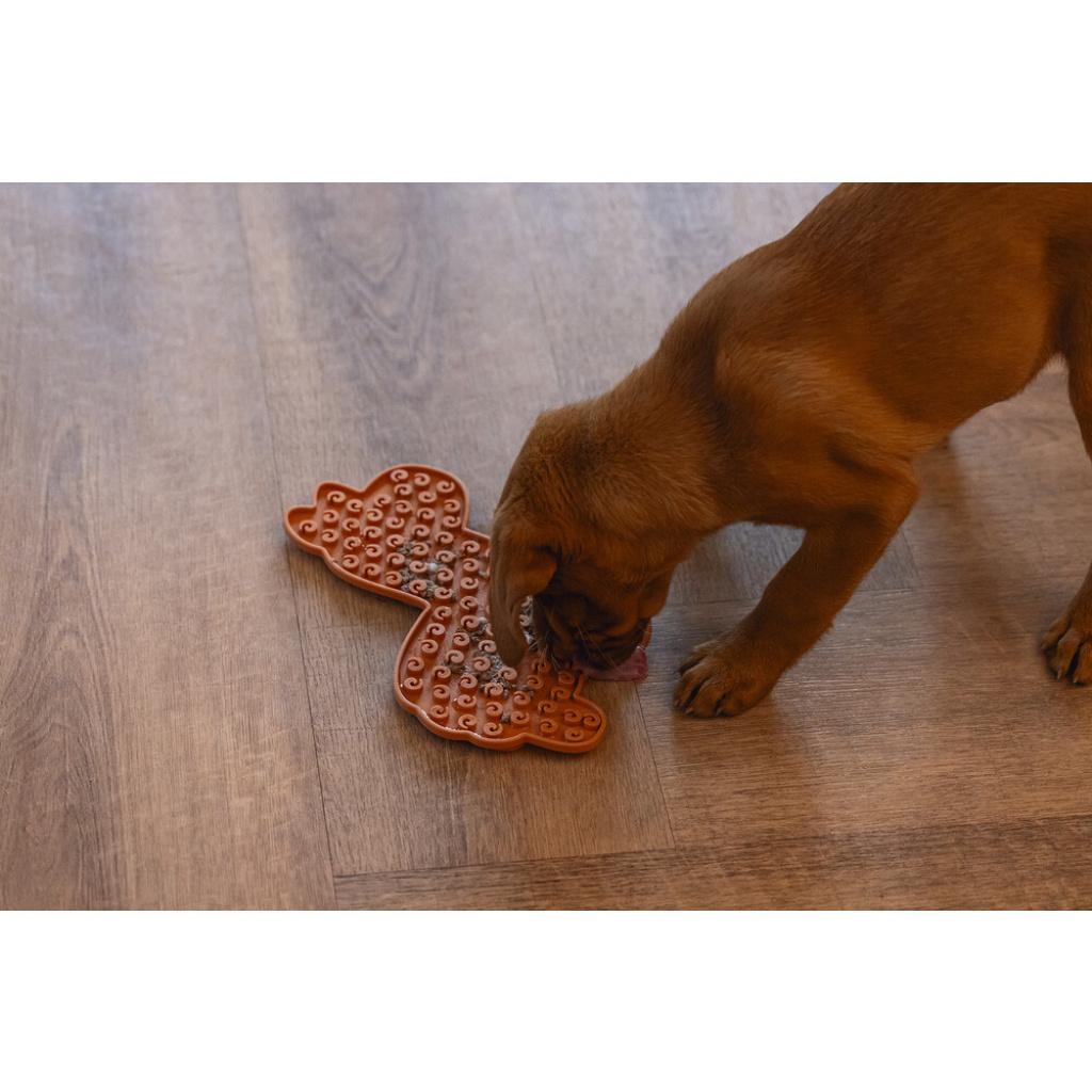 Beeztees Silikon Lama Yavru Köpek Mama Yeme Oyuncağı 25x22cm (Kahverengi)