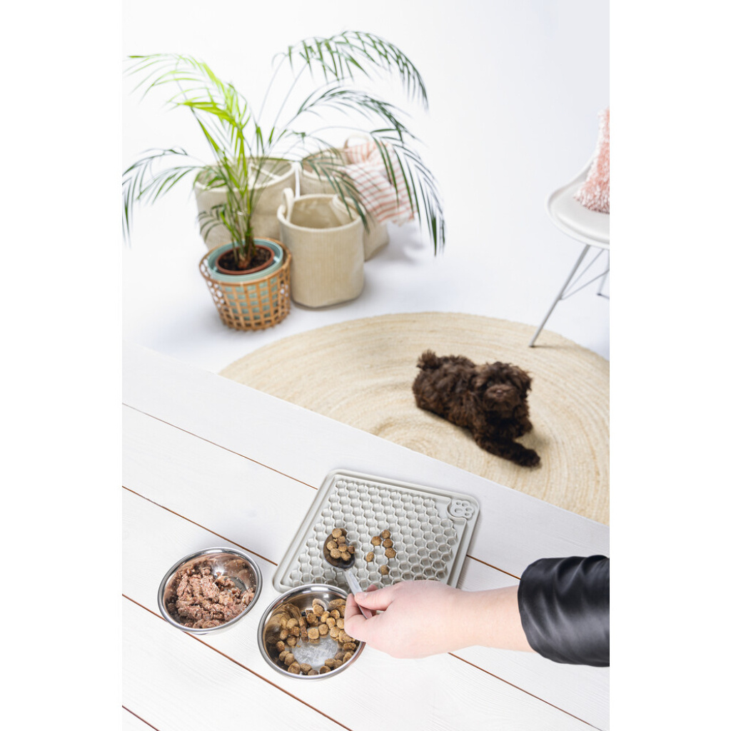 Beeztees Diza Silikon Kare Yavru Köpek Yaş Mama Yeme Oyuncağı 20x20cm (Gri)