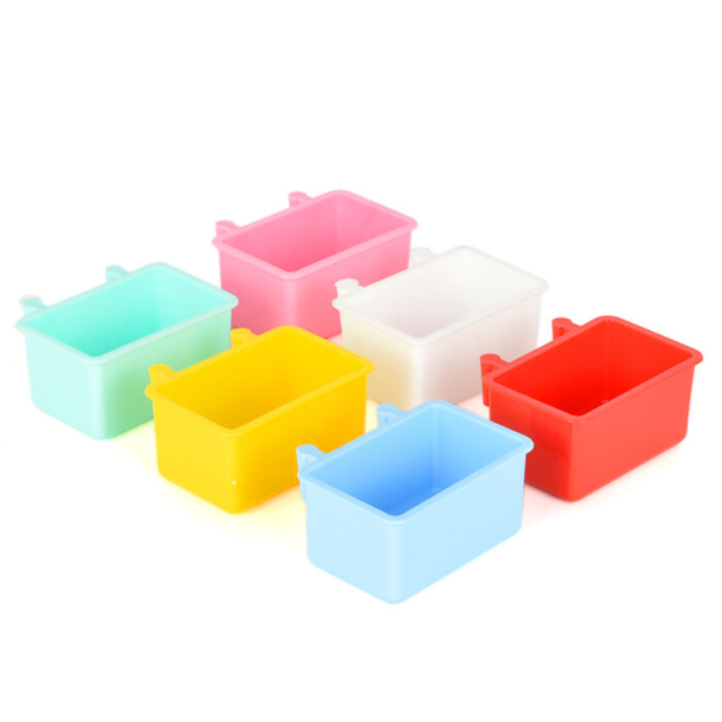 Quik Renkli Plastik Kuş Yemliği 5,5x3,5x2,5cm (Karışık Renkli)