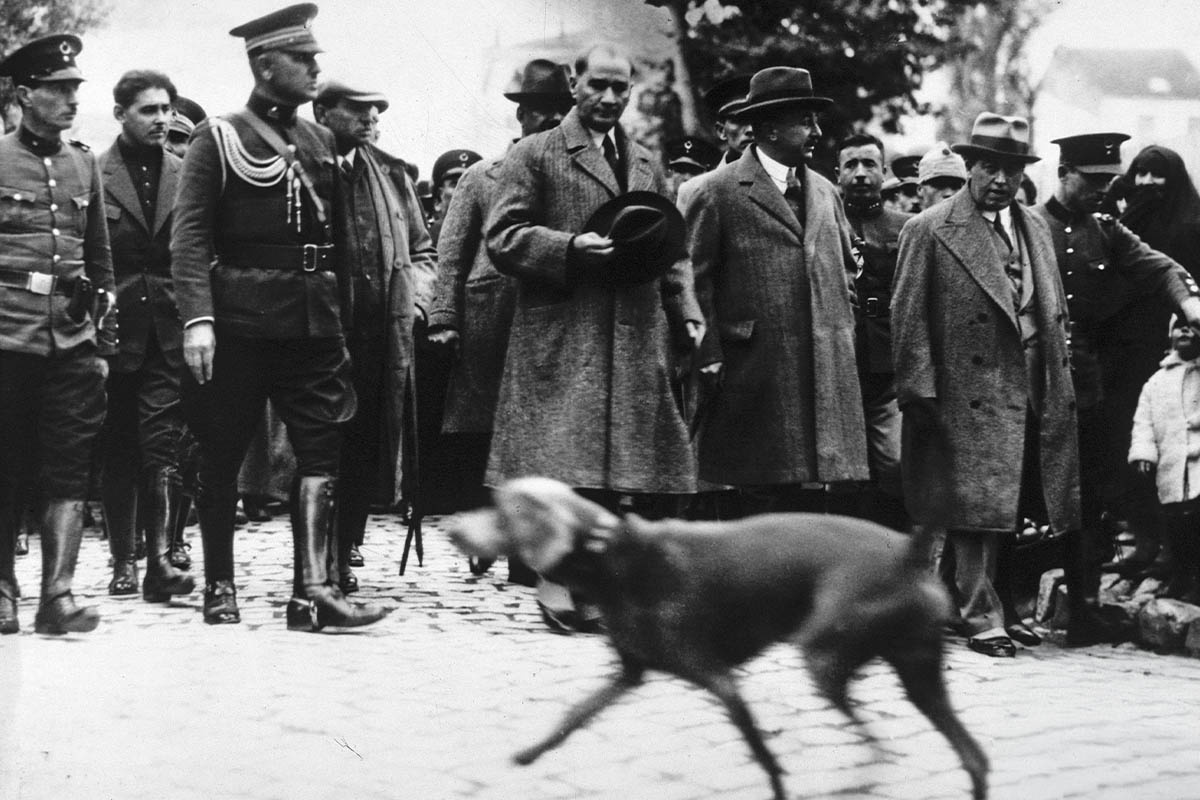 Atatürk ve kalabalık önünden geçen Foks