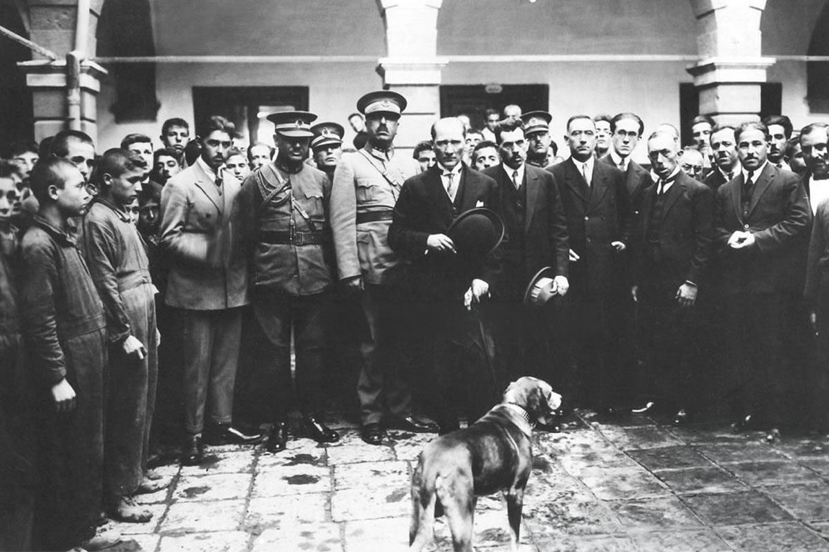 Resim çekilirken Foks'un yüzü Atatürke dönük