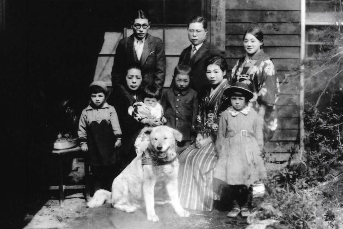 Hachiko ailenin önünde oturuyor