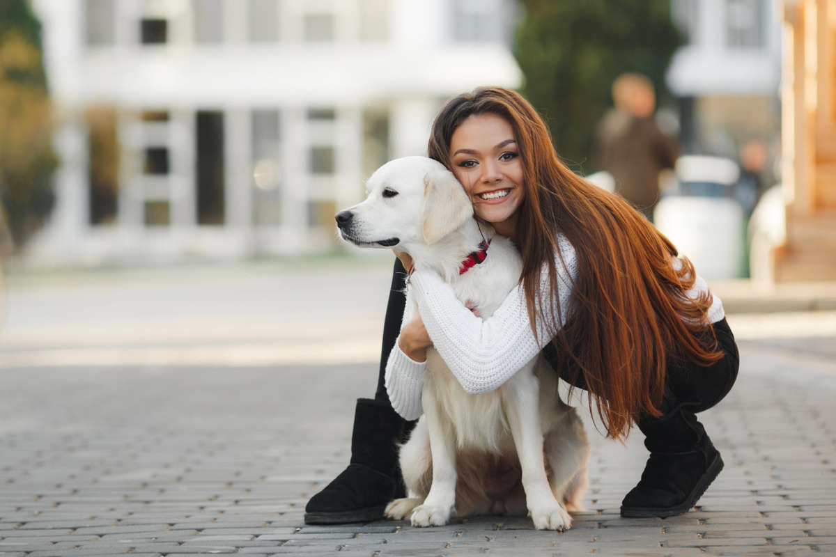 sahibiyle sarılan köpek