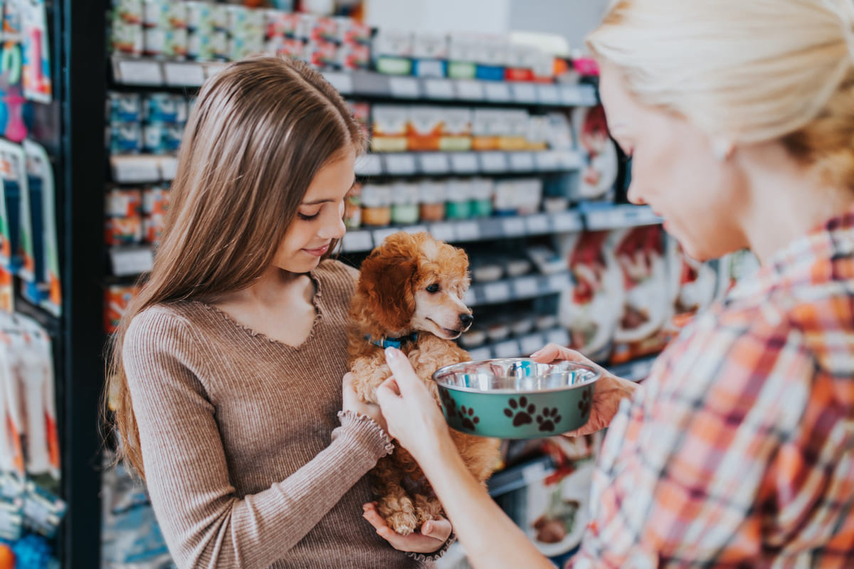 petshoptan alışveriş yapan köpek sahibi