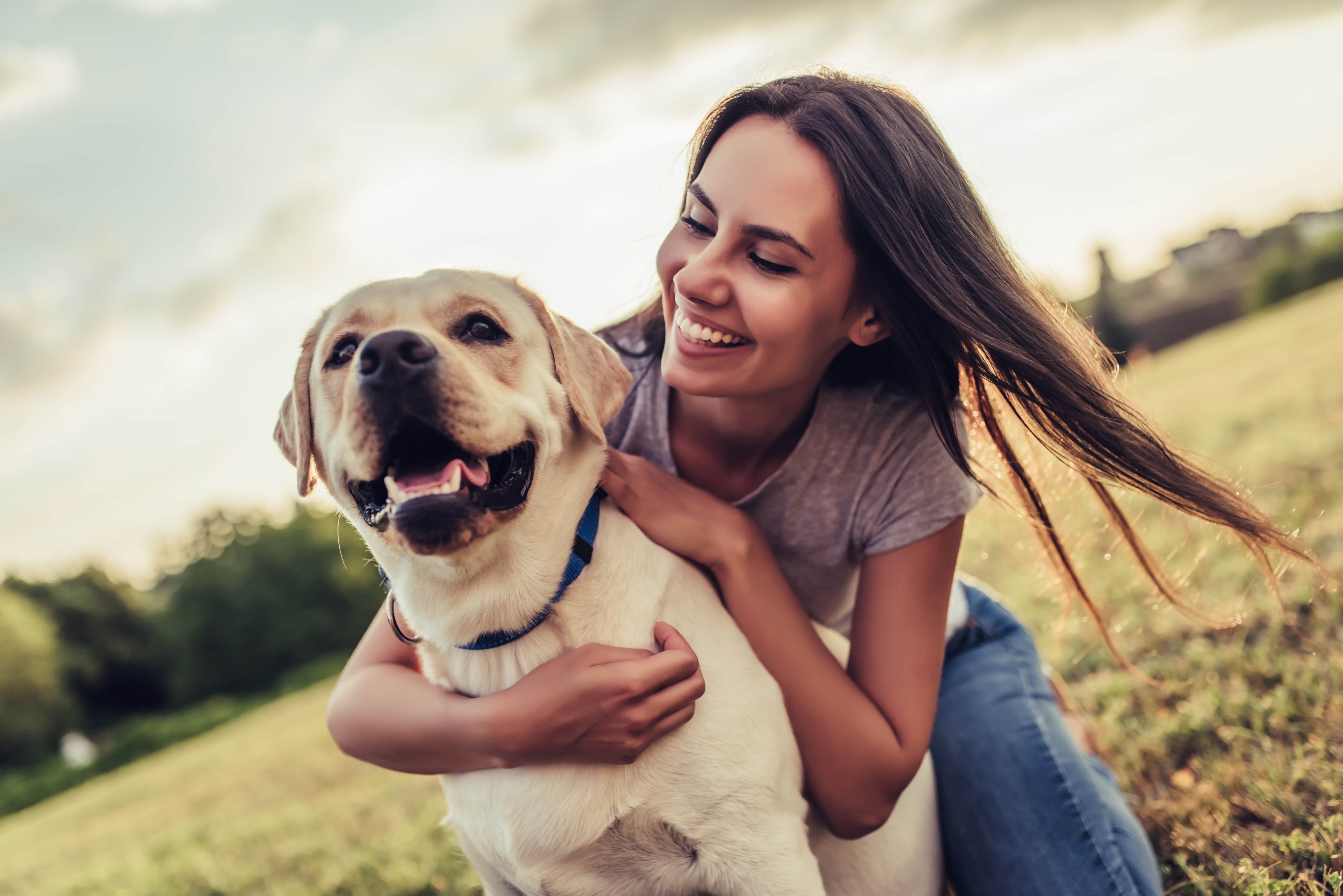 sahibiyle birlikte gülen köpek