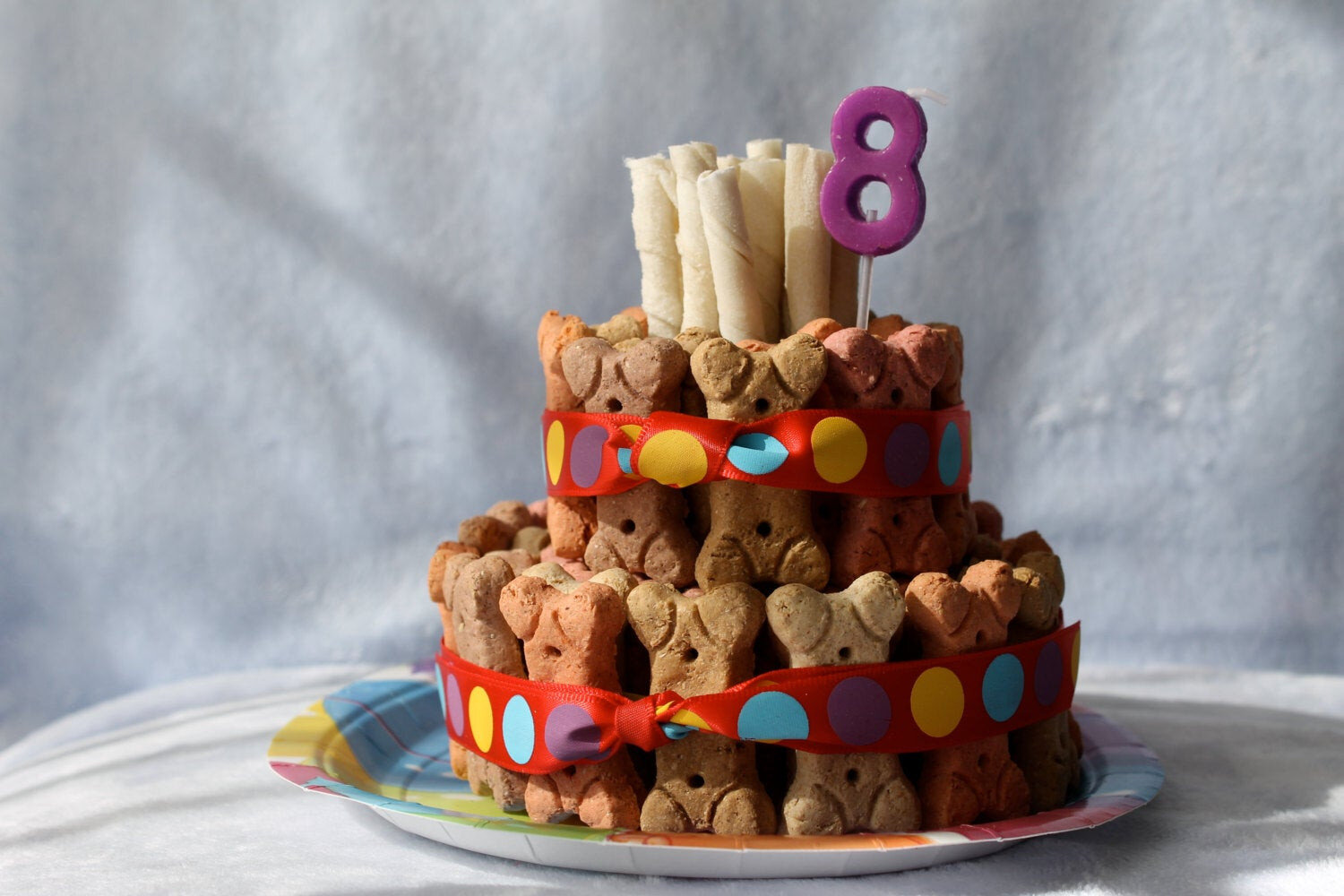 köpek ödül mamaları ile hazırlanmış köpek doğum günü pastası